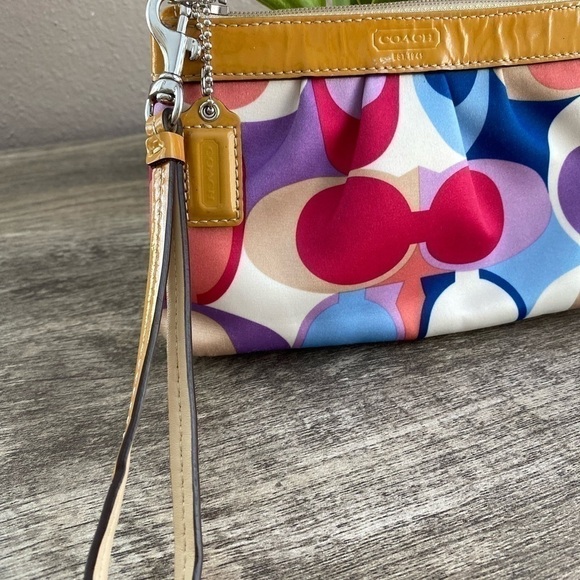 Women coach wristlet - Picture 3 of 12